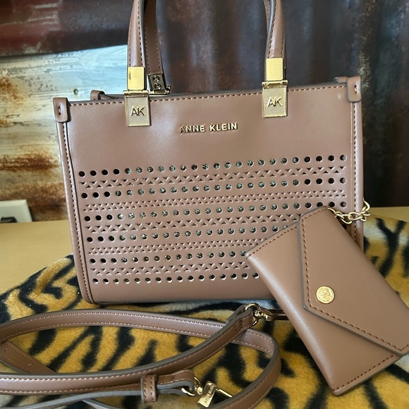 NWOT-Anne Klein 3 piece Handbag Set. - Picture 10 of 12